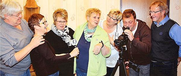Haben großen Spaß bei den Proben: Die zehn Laienschauspieler des Späälköppels vom Heimatverein Ocholt-Howiek studieren derzeit das plattdeutsche Theaterstück "80 Keih un kien Buur" ein. 
